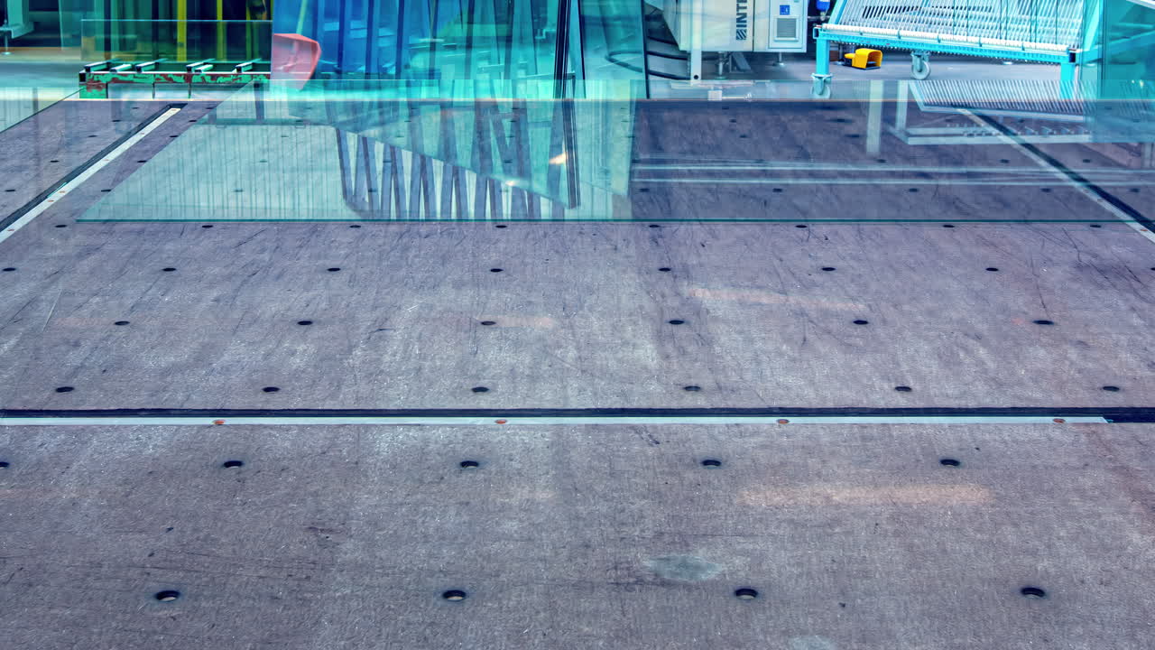 시간 경과 시간은 창고의 나무 바닥에서 움직이는 빛을 지나갑니다.