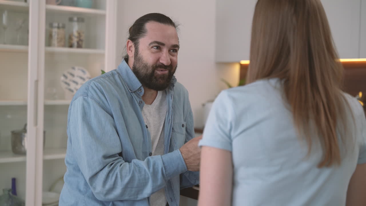 бородатый мужчина ведет интересный разговор с молодой женщиной 1