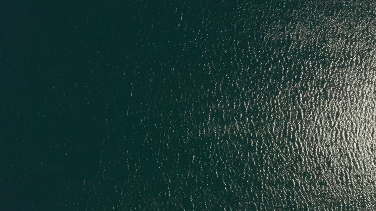 disparo aéreo descendente sobre un lago azul profundo