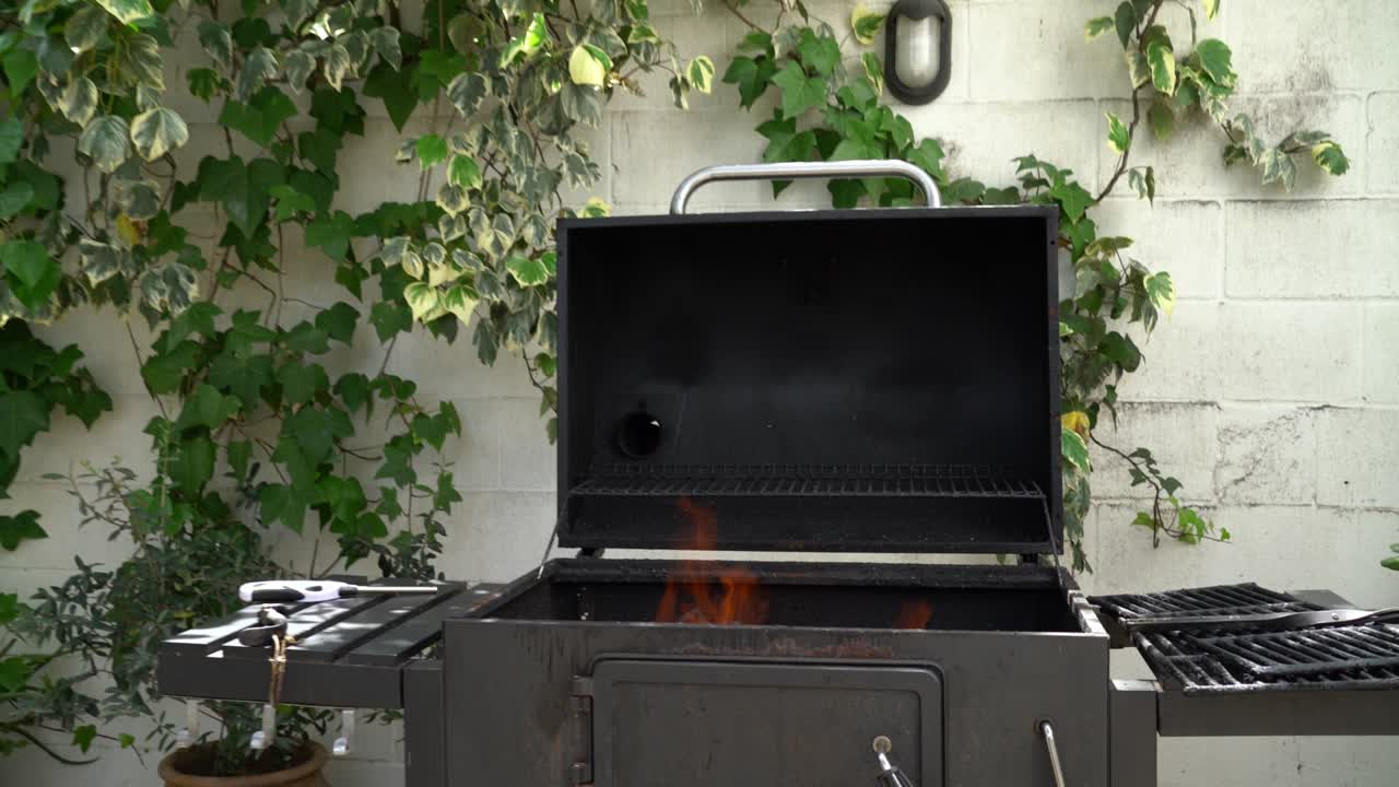 pedazos dispersos de brasas con fuego para cocinar parrilla barbacoa de la casa del jardín