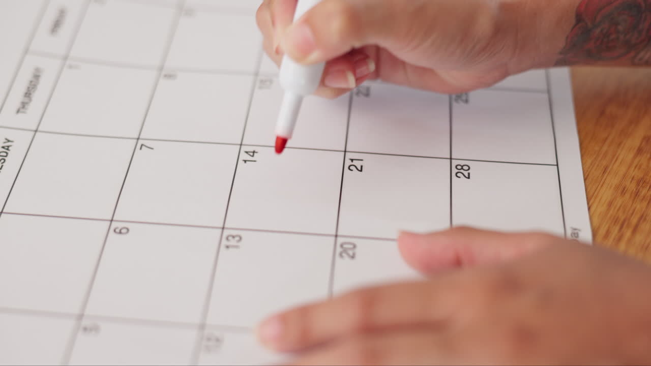 marcando una fecha en un calendario