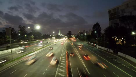 el lapso de tiempo nocturno del tráfico en la famosa avenida 23 de mayo en sao paulo