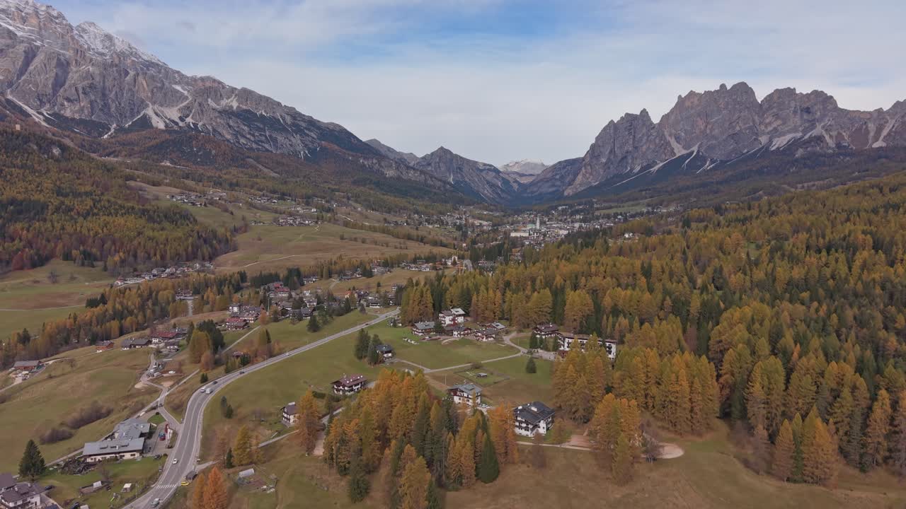 Naturskønt luftfoto af Cortina med olympiske arenaer, Dolomitterne, Italien