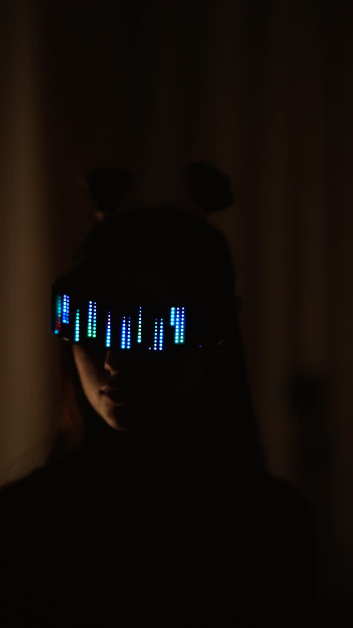 mujer con gafas de led en la oscuridad