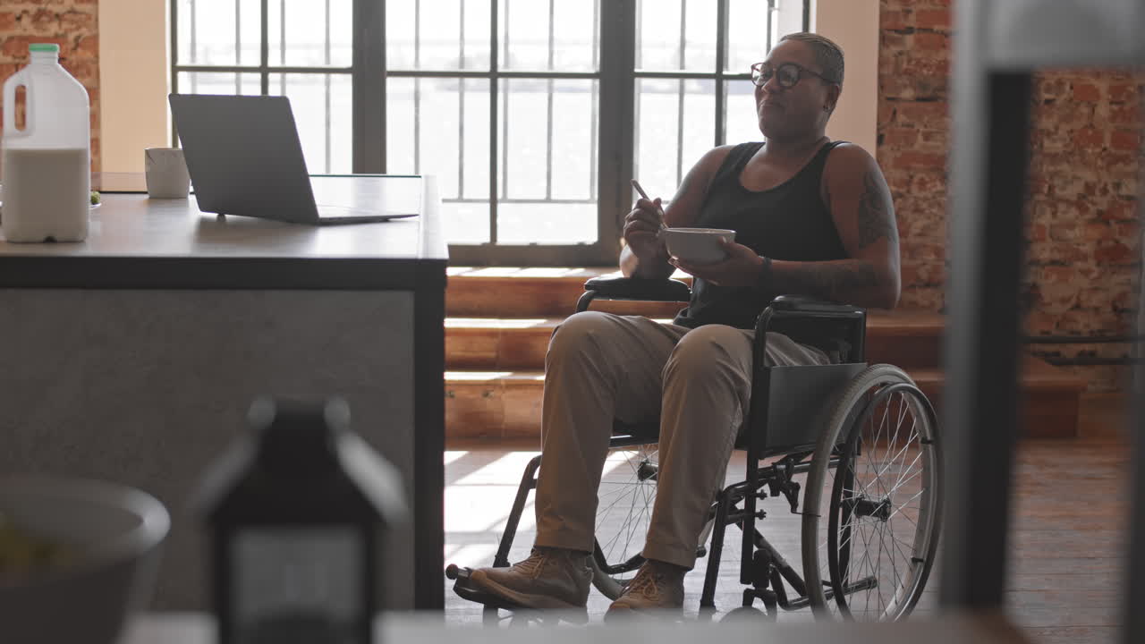 Donna con disabilità che mangia e guarda contenuti
