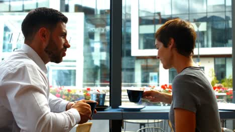personas de negocios interactuando mientras toman café
