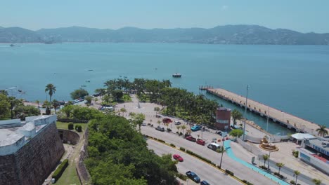 Toma-Aérea-De-La-Playa-De-La-Ciudad-De-Acapulco-En-Guerrero,-México