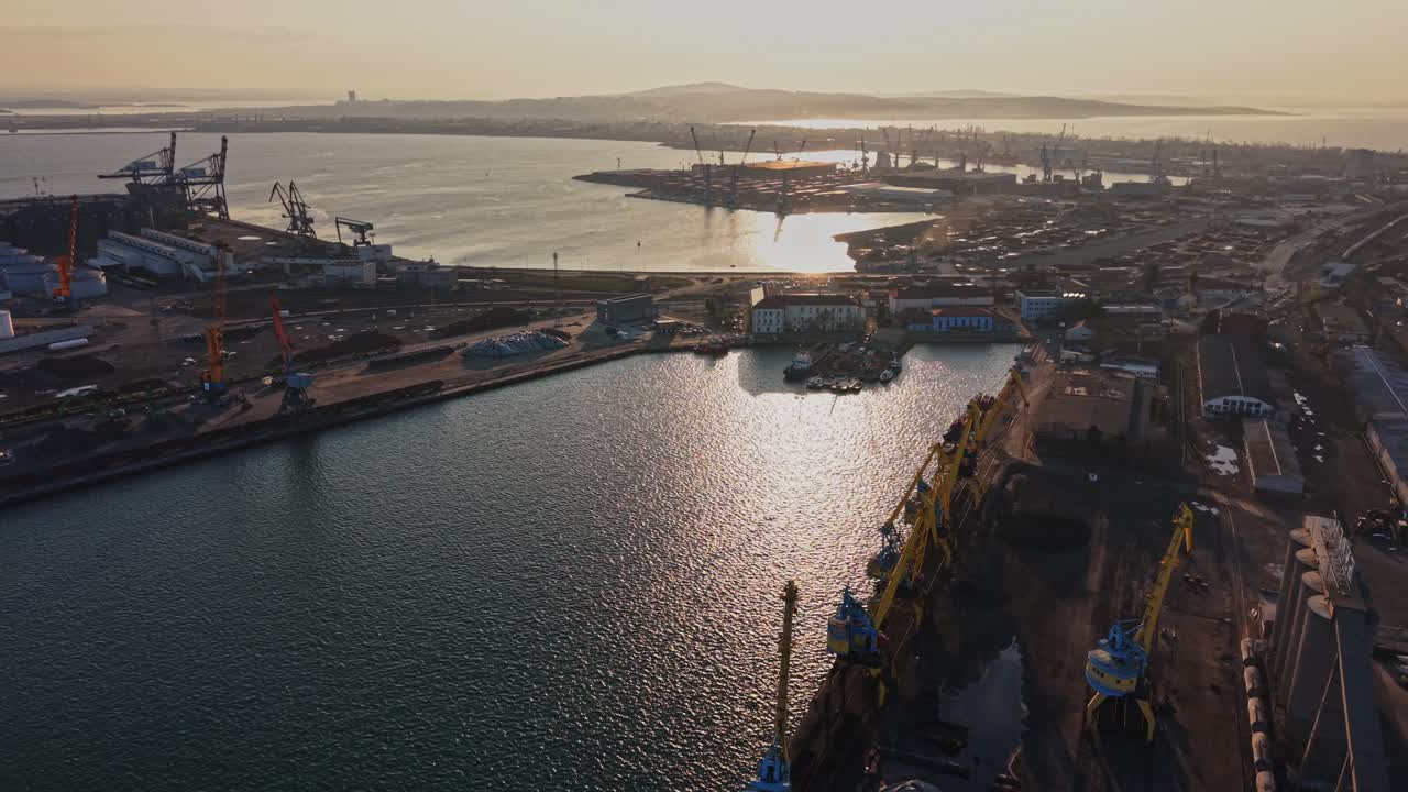 Gru al tramonto nel porto di Burgas