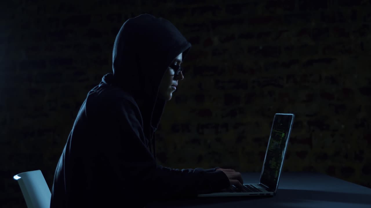 Hacker usando el portátil