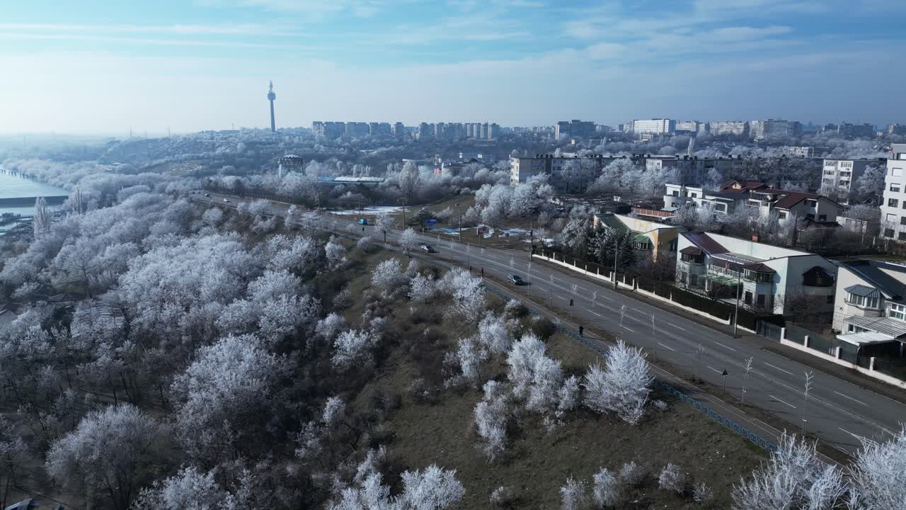 라티 tv 타워는 겨울 동안 루마니아의 러티 시에서 멀리서 볼 수 있습니다.