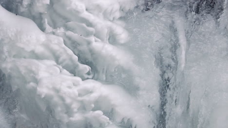 Hielo-Y-Agua.-Las-Maravillas-De-Invierno.-Agua-Que-Fluye-Bajo-La-Superficie-Del-Hielo