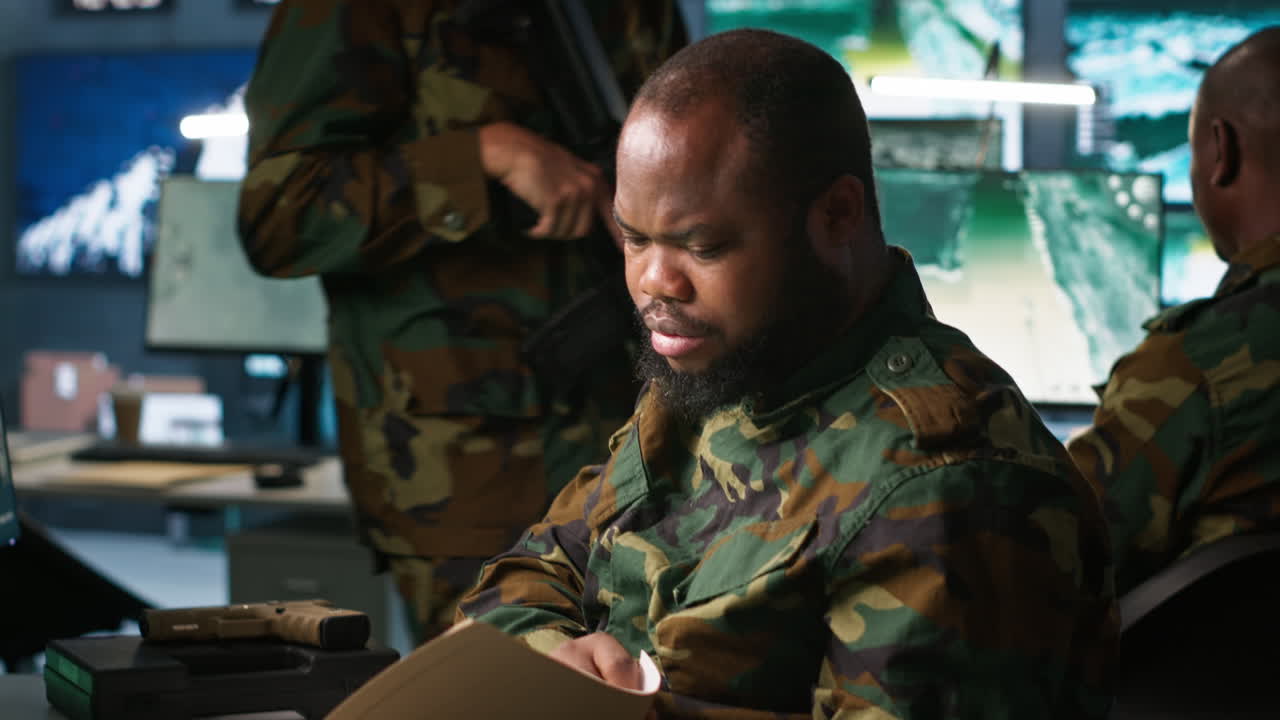 especialista en contrainteligencia en la base del cuartel general militar recopilando información