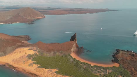 vistas aéreas de la vida de la isla con yates en la distancia