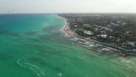 Luftaufnahme-Des-Sandstrandes-Entlang-Der-Küste-In-Playa-Del-Carmen.-Malerische-Meereslandschaft-Mit-Ferienorten-An-Der-Küste