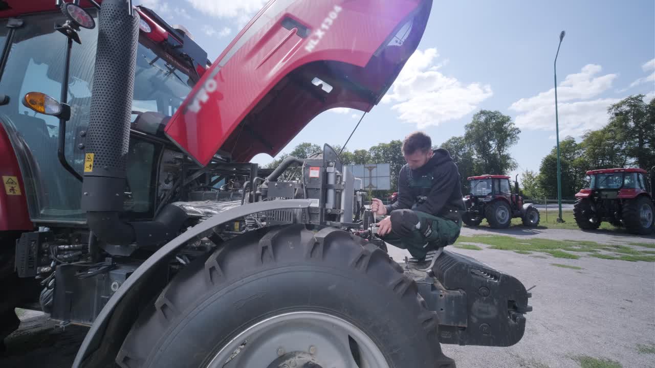 농부 기계 수리 트랙터, 개방 트랙터 후드, 엔진, 수리 농업 기술