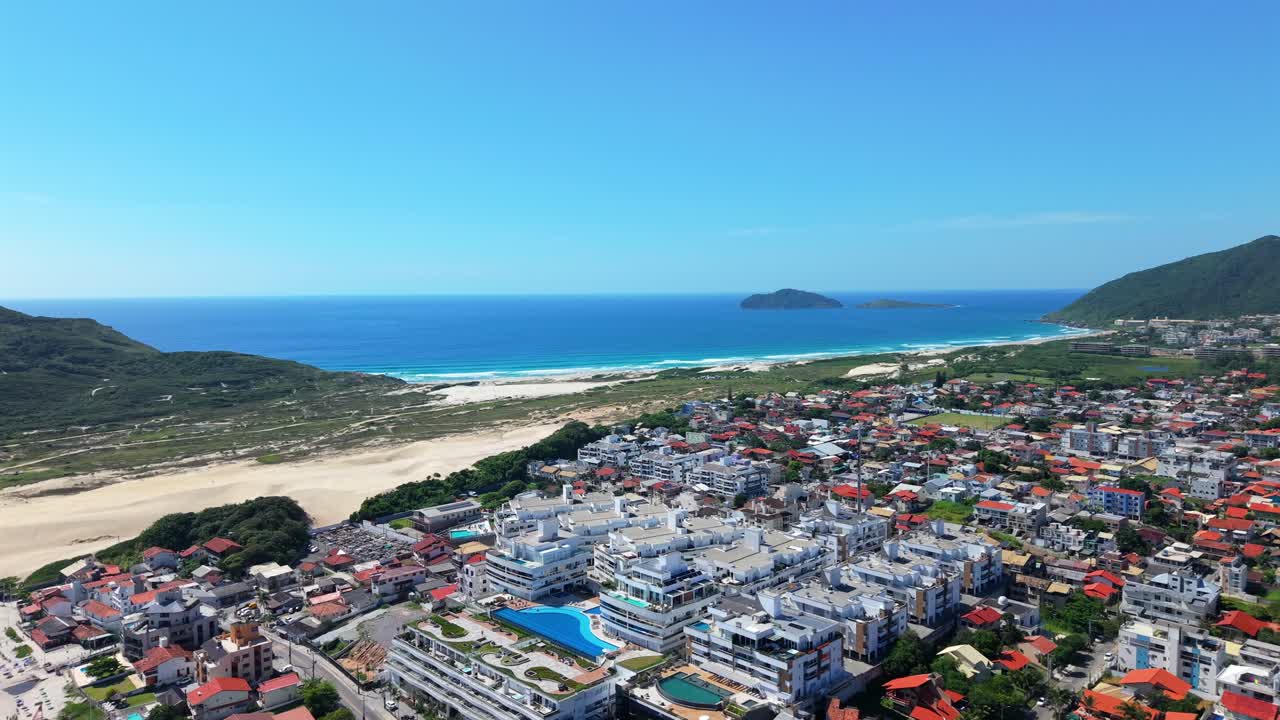 Perspectiva aérea da orla do Oceano Atlântico nas populares Praia dos Ingleses e Praia do Santinho, resort em Florianópolis, Santa Catarina, Brasil