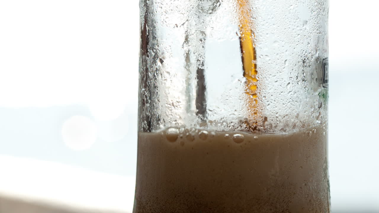 vertiendo cerveza negra en la taza de cerveza