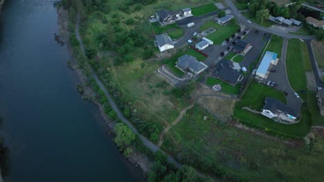 Toma-Aérea-De-Arriba-Hacia-Abajo-De-Casas-De-Clase-Alta-Encaramadas-Sobre-El-Río-Spokane.