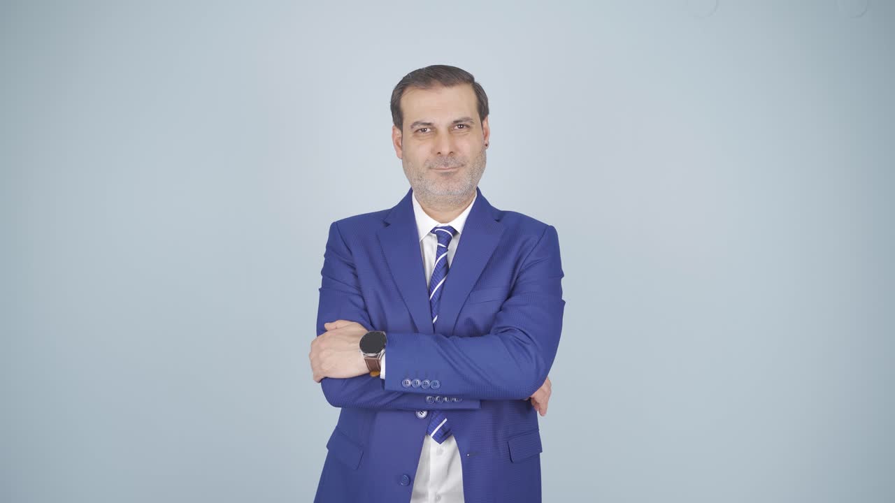 팔을  ⁇ 고 카메라를 향해 웃는 사업가