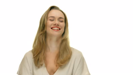 amable mujer sonriendo a la cámara