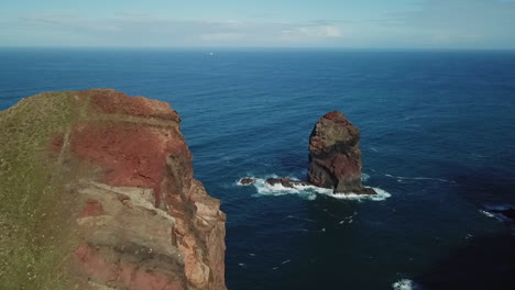 Tiro-De-Drone-De-Una-Piedra-En-El-Océano-De-Madeira