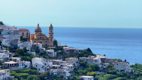iglesia parroquial de san januario con vistas a la costa de amalfi en praiano, italia