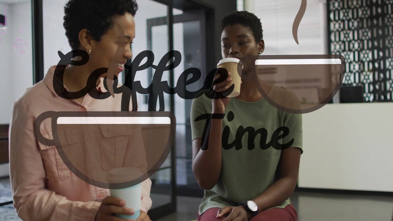 Duas colegas de escritório verificando o relógio de pulso e começando a tomar café, com sobreposição 'Hora do Café'