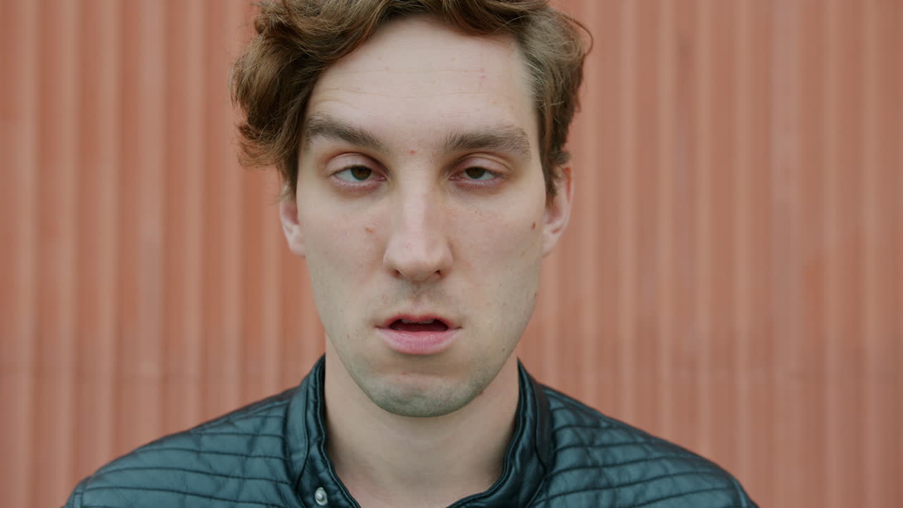 웃긴 표정을 가진 남자