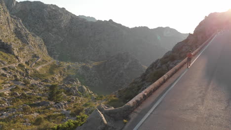 Luftaufnahme,-Mann-Läuft-Auf-Der-Straße-Des-Tramuntana-Gebirges,-Sa-Calobra,-Mallorca