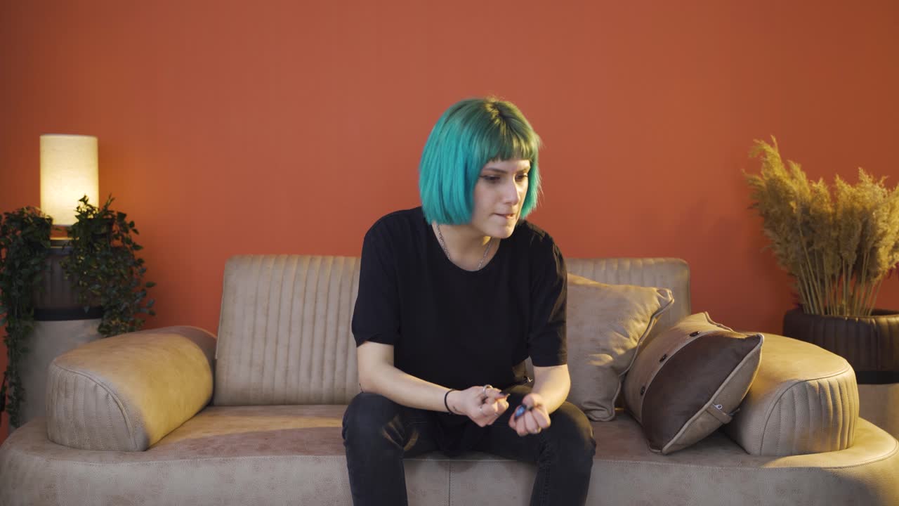 una joven que se golpea a sí misma con un colapso nervioso.