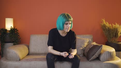 una joven que se golpea a sí misma con un colapso nervioso.