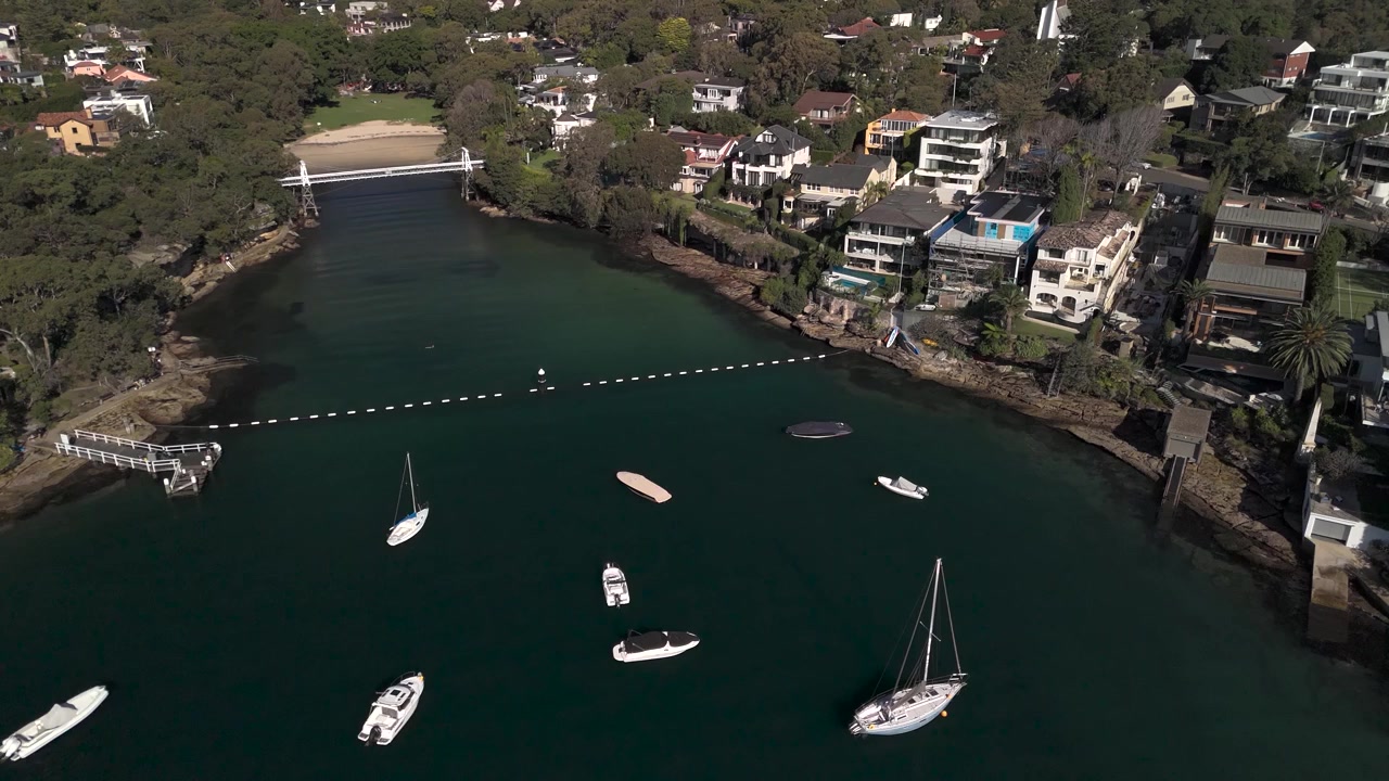 Parsley Bay si trova a Vaucluse, un esclusivo sobborgo sul lungomare a Sydney, in Australia. Ripresa aerea in volo in una giornata di sole.