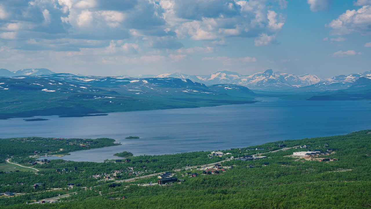 킬피자르비 호수 위로 이동하는 구름의 시간 흐름, 라플랜드의 이 많은 여름 날