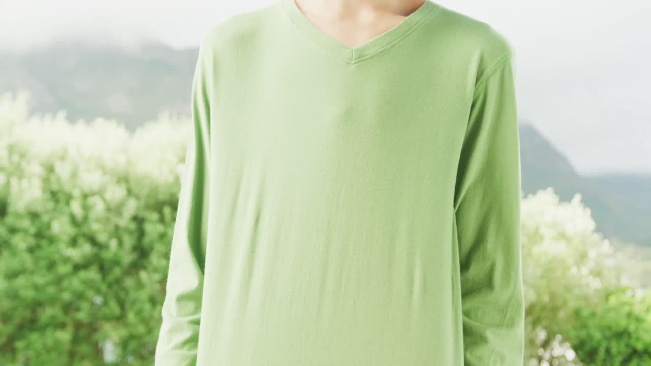 아프리카계 미국인 남성 이 복사 공간 을 가진 그렌 긴 팔 셔츠 를 입고 있는 느린 동영상