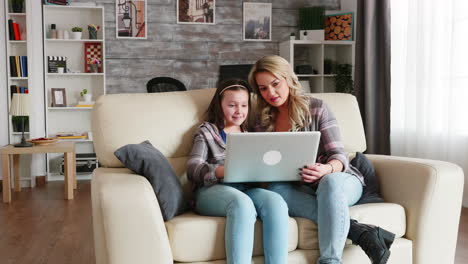 Madre-Joven-Usando-Una-Computadora-Portátil-Para-La-Educación-De-Su-Hija.