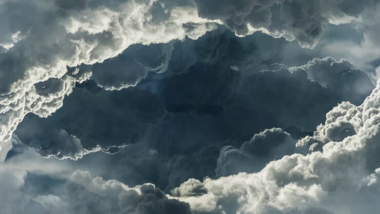 spessi cumuli scuri con temporali che passavano