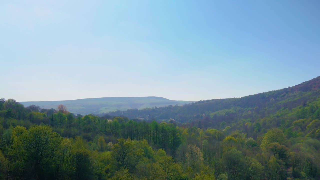 bamford 높은 프레임 큰 숲 내 남쪽 여름 피크 지구 녹색 언덕과 산을 마주보고 있는 두 개의 플러그 구멍 옆에 있는 다리 위의 lady bower reservoir 반대편