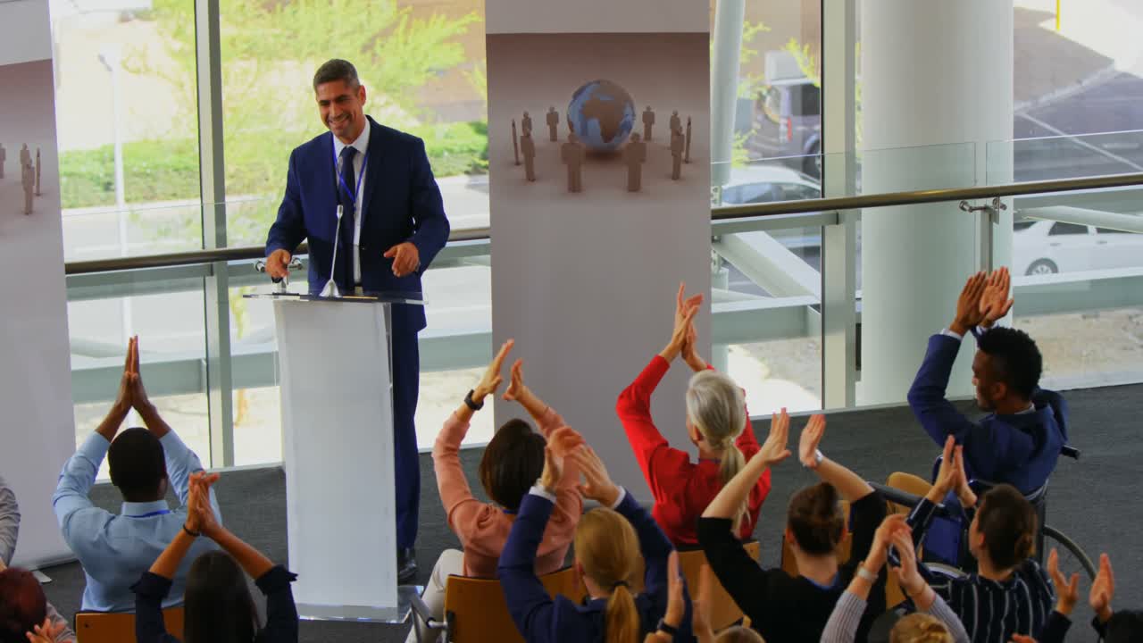 사업 세미나 에서 포디움 에 서 있는 남성 연설자 4k