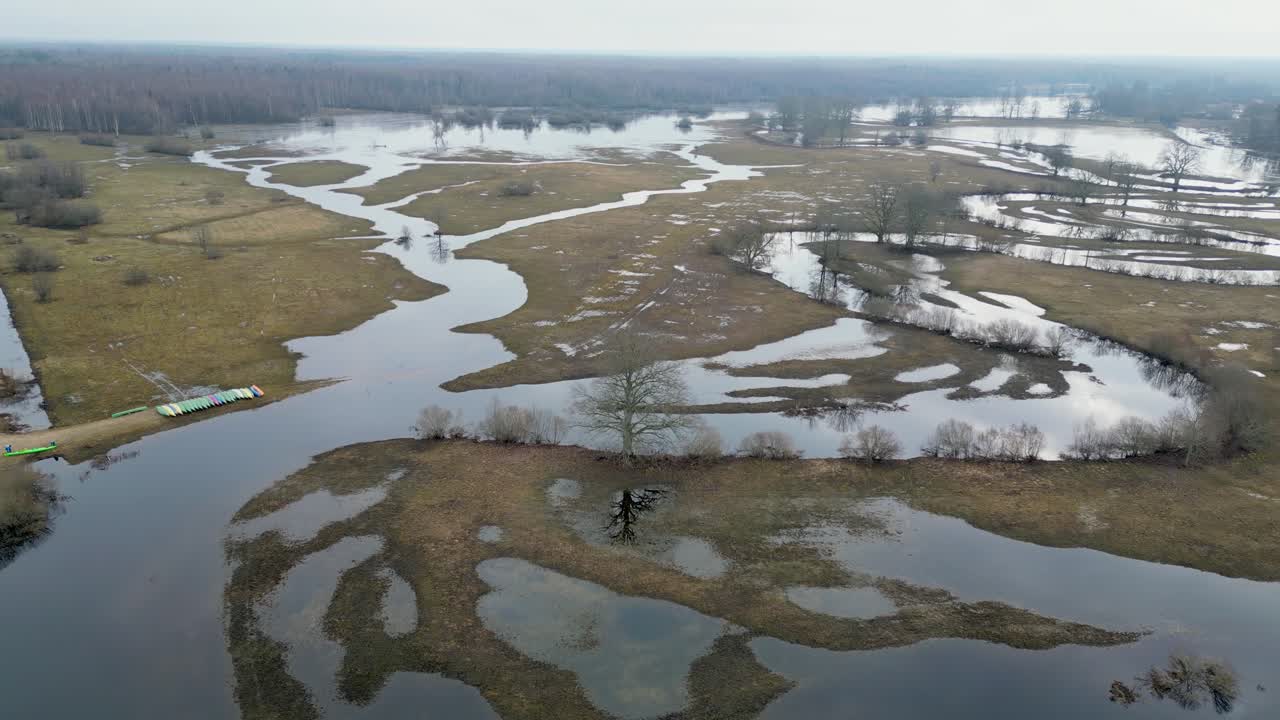 fotografía de avión no tripulado del parque nacional de soomaa durante la primavera cuando se desborda y el nivel del agua es alto