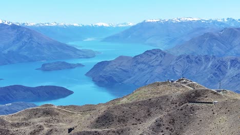 una vista impresionante del lago wanaka sobre el pico de roy