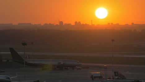 Puesta-De-Sol-Dorada-Y-Vista-Al-Aeropuerto