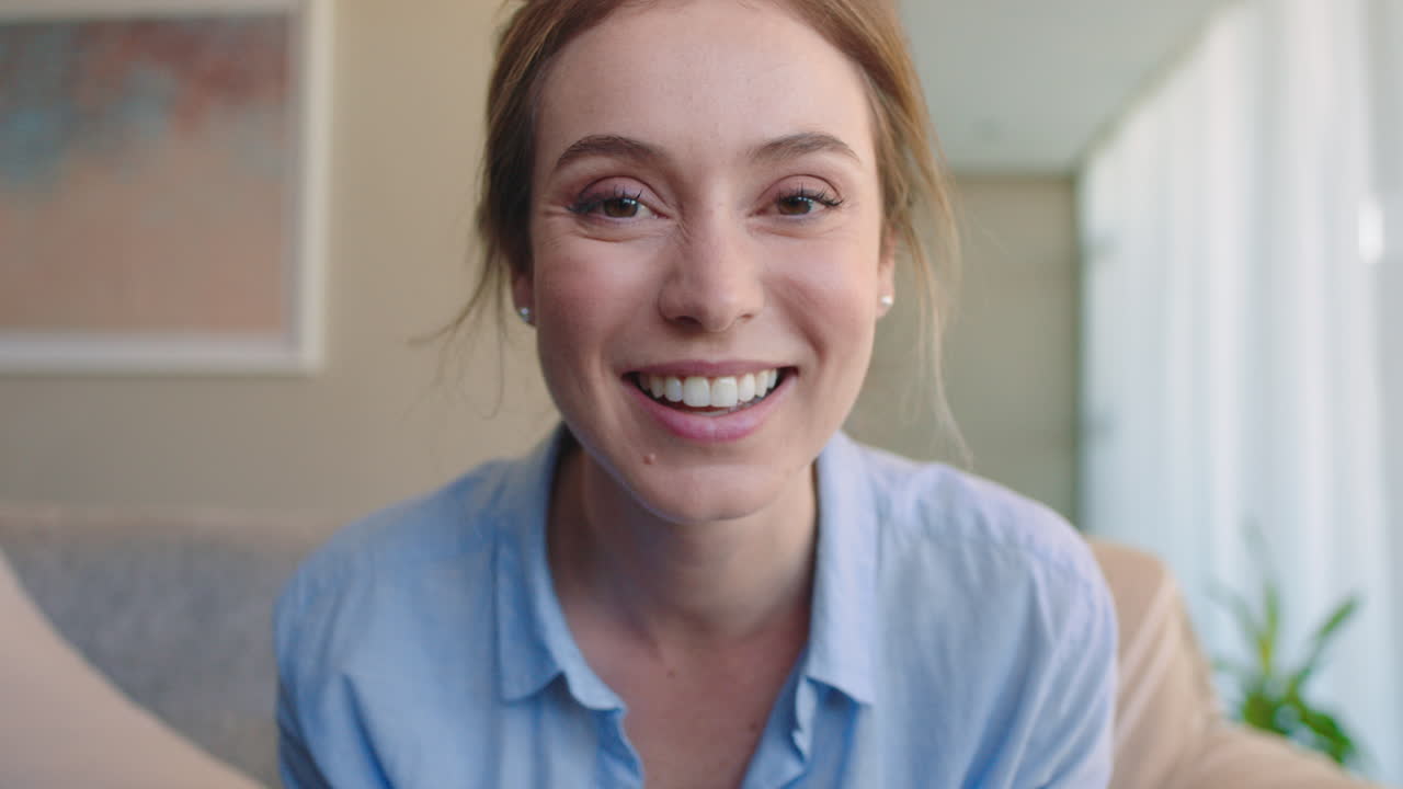 hermosa mujer joven teniendo video chat usando cámara web en casa agitando la mano charlando compartiendo estilo de vida disfrutando de la comunicación en línea en pantalla horizontal