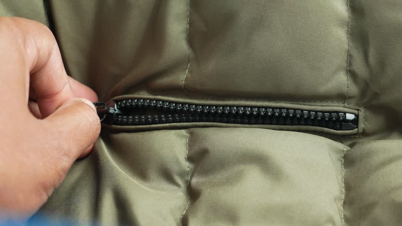 재에 있는 초록색 지퍼의 클로즈업