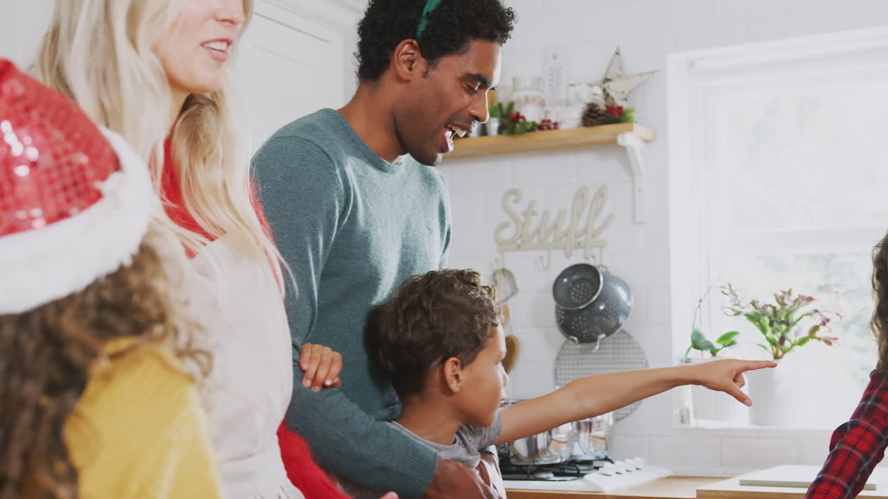 부 ⁇  에서 크리스마스 식사 를 함께 준비 하는 일 을 도와 주는 가족