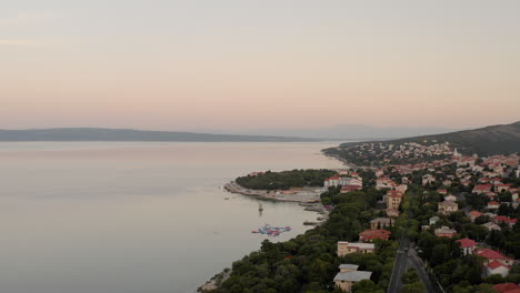 Aventura-De-Vacaciones-De-Verano,-Destino-De-Viaje,-Hora-Dorada,-La-Tranquila-Costa-De-Novi-Vinodolski-En-Croacia-Durante-El-Amanecer,-Impresionante-Vista-Al-Mar,-Vista-Temprana-De-La-Mañana-Del-Tranquilo-Mar-Adriático,-Turismo