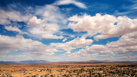 panorámica de lapso de tiempo de un paisaje nublado dramático sobre la ciudad de california en la cuenca del desierto de mojave