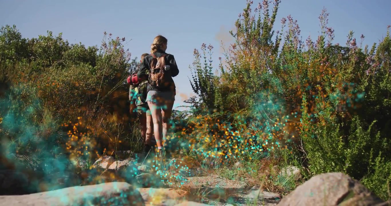 Randonneurs marchant sur un sentier naturel avec des effets de particules abstraits