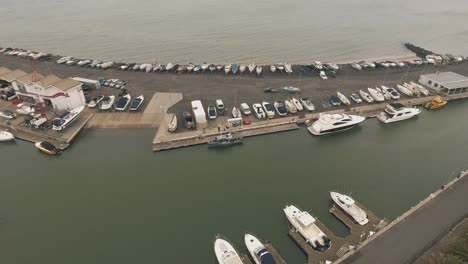 Antena-De-Drones-Sobre-El-Faro-De-La-Playa-De-St-Kilda-Y-Barcos-En-Mmelbourne