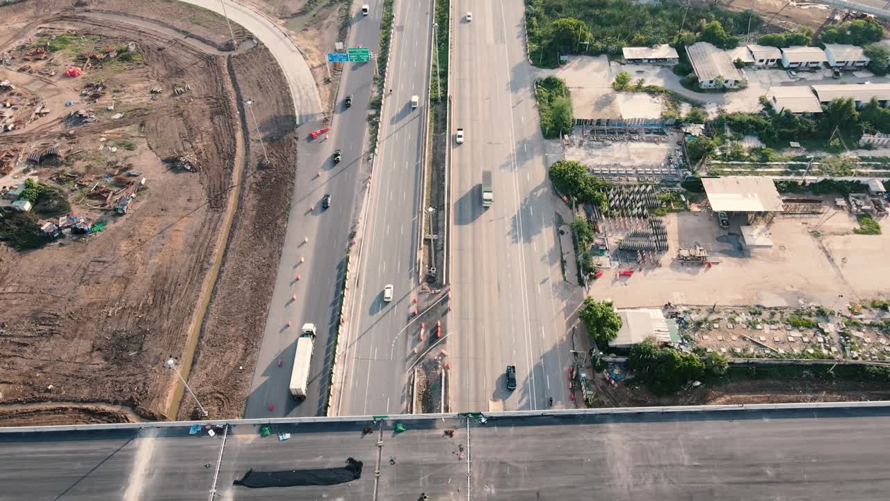 vista aérea de la zona urbana con el sitio de construcción de carreteras expressway