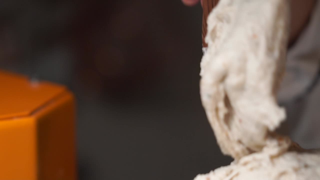 믹서 소프트 슬로우 모션에서 제거하는 focaccia 빵 반죽